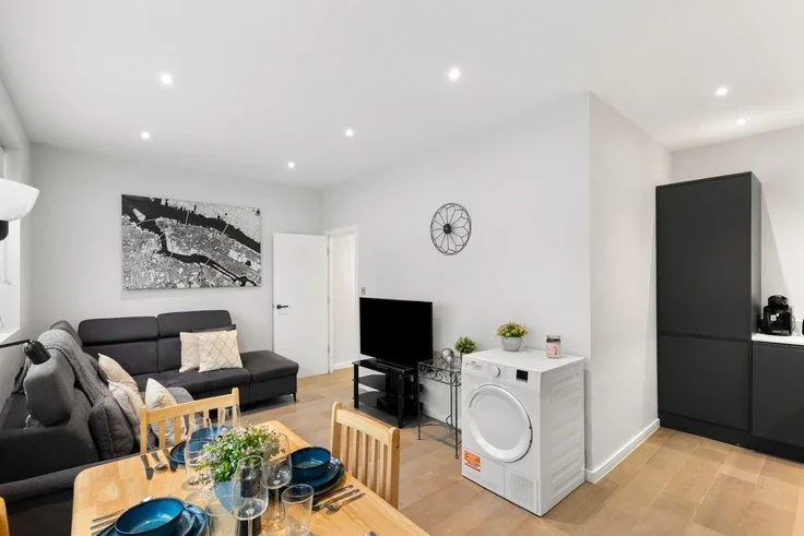 Flat Arcadia Avenue in Greater London