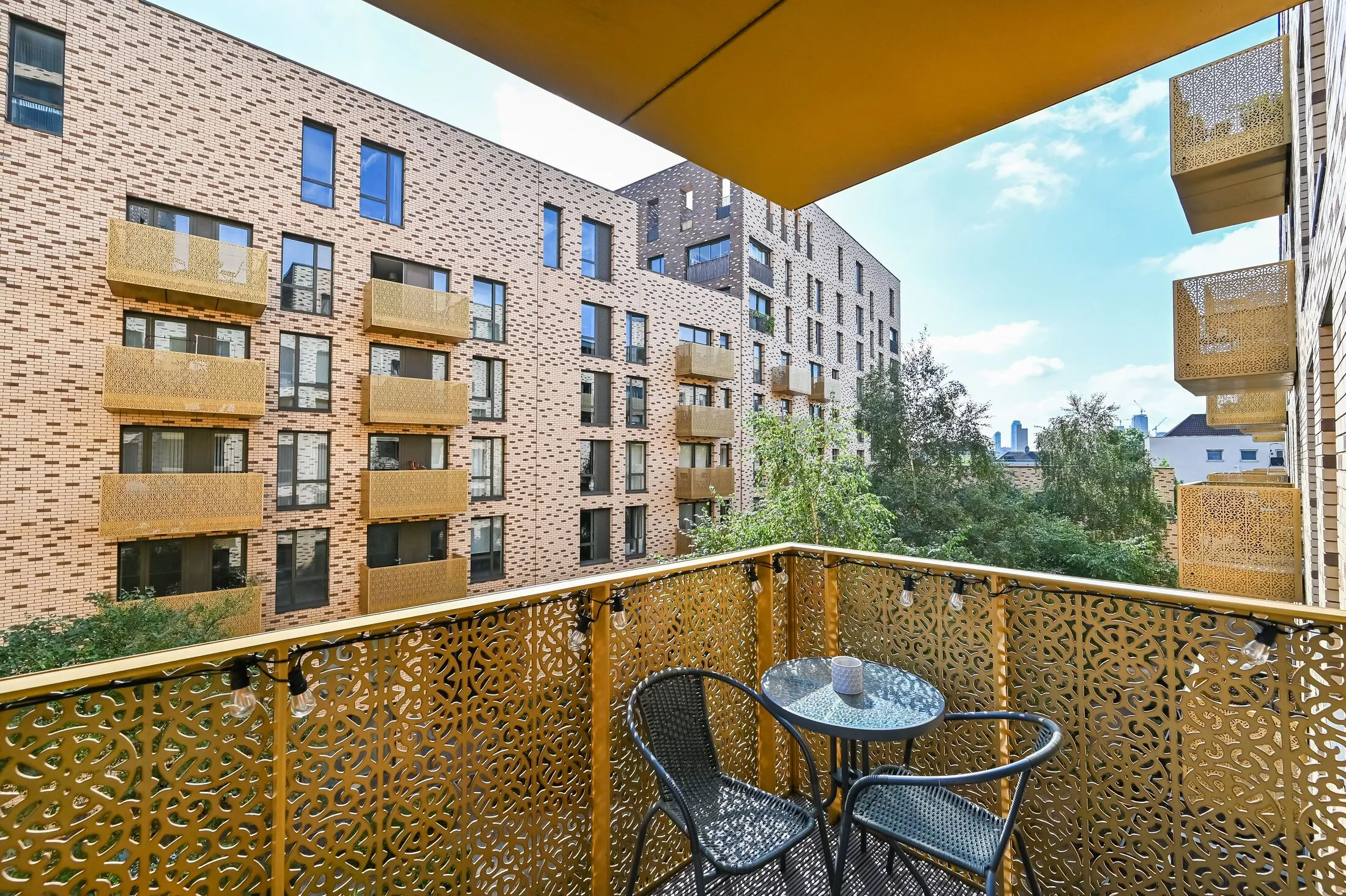 Flat Caxton Grove in Greater London