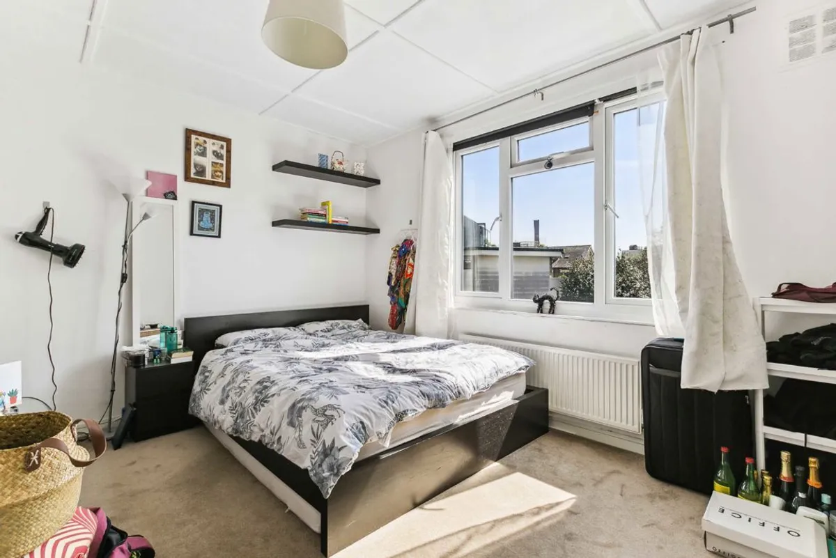 Flat Flowersmead in Greater London