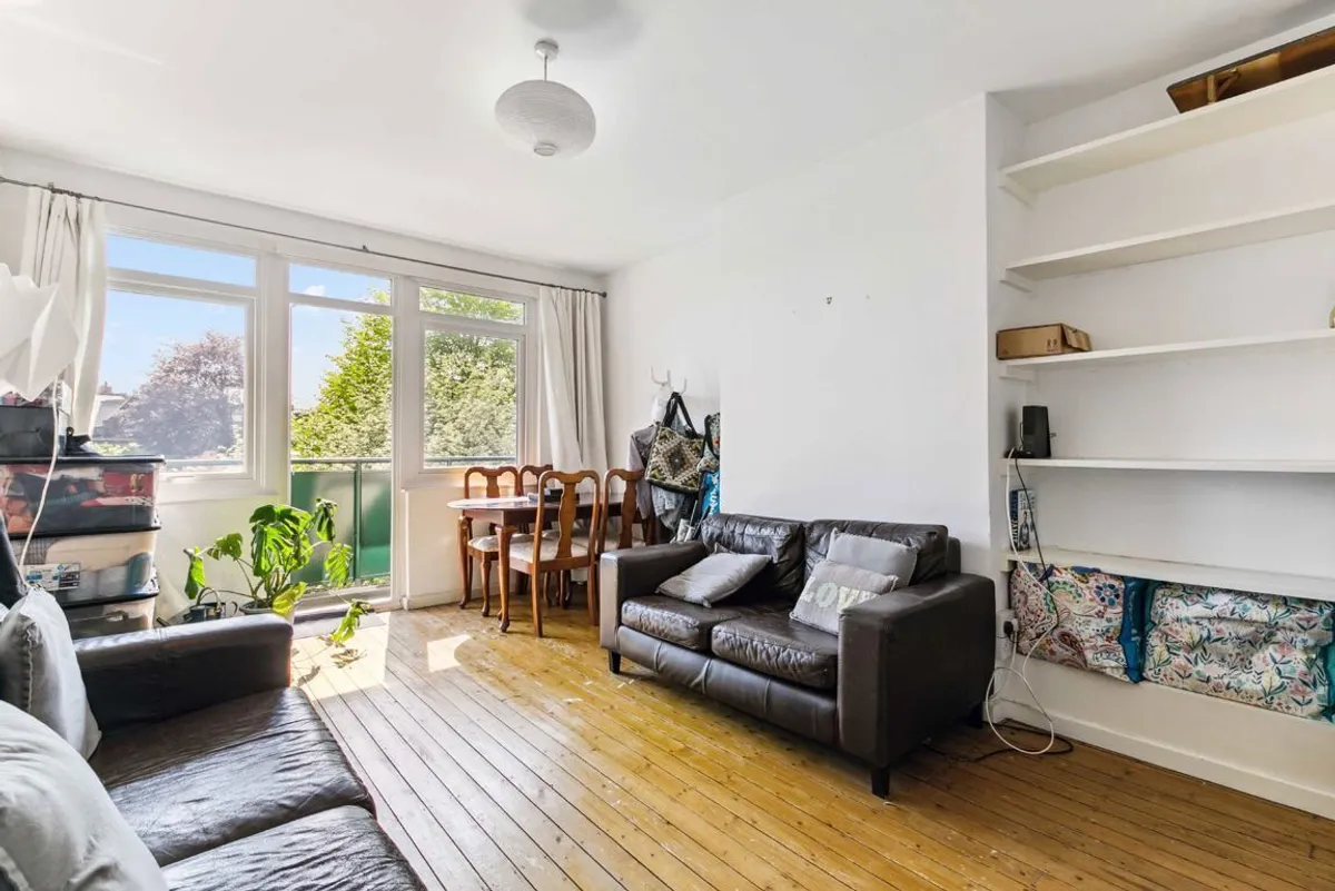 Flat Flowersmead in Greater London