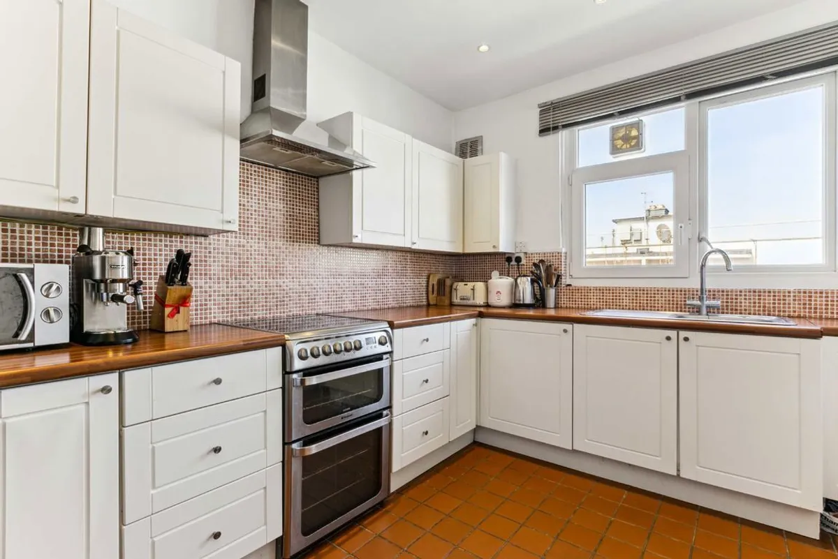 Flat Flowersmead in Greater London