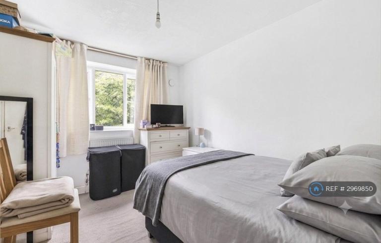 Flat Carslake Road in Greater London