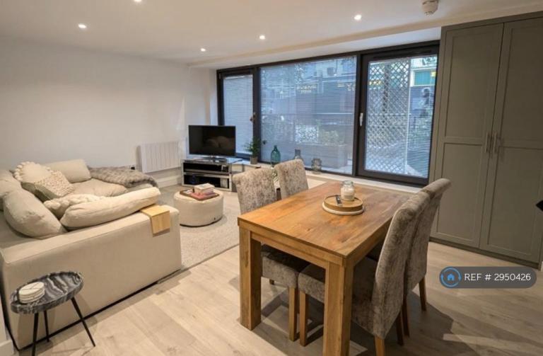 Flat Guildford Road in Woking