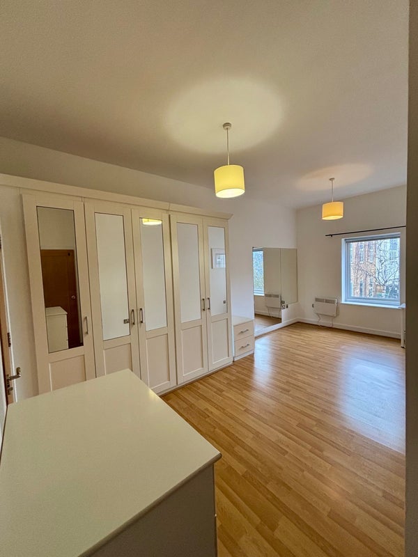 Room Vicarage Lane in Greater London