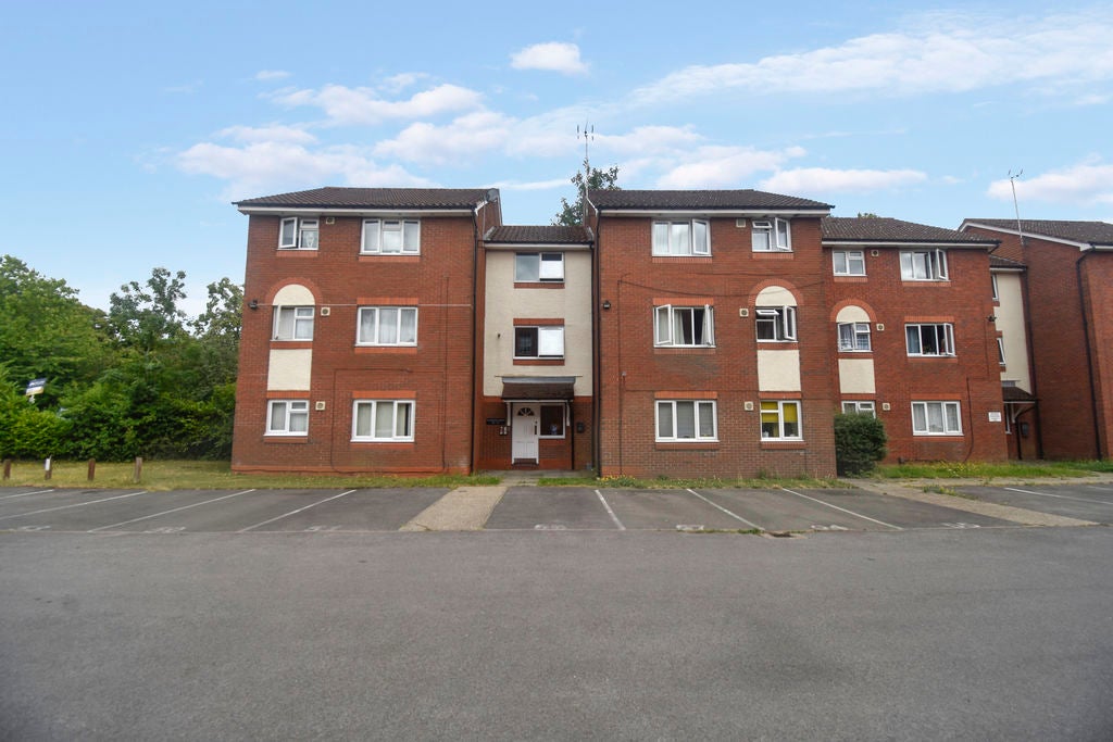 Flat Flaxfield Court in Basingstoke and Deane