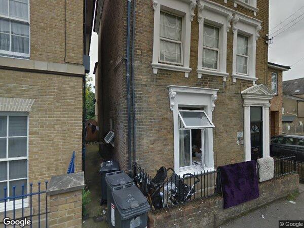 Flat Clifton Road in Slough