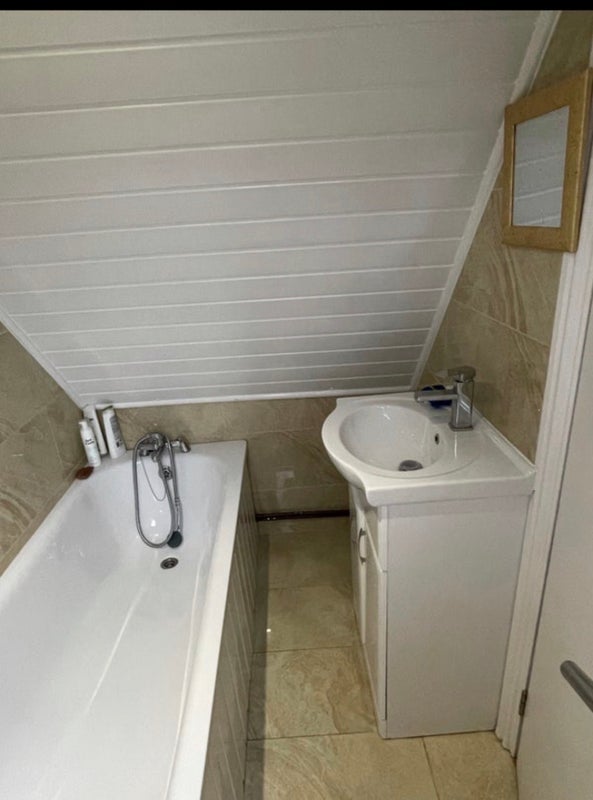 Room Hemlock Road in Greater London