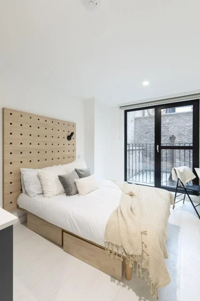 Flat Commercial Road in Greater London
