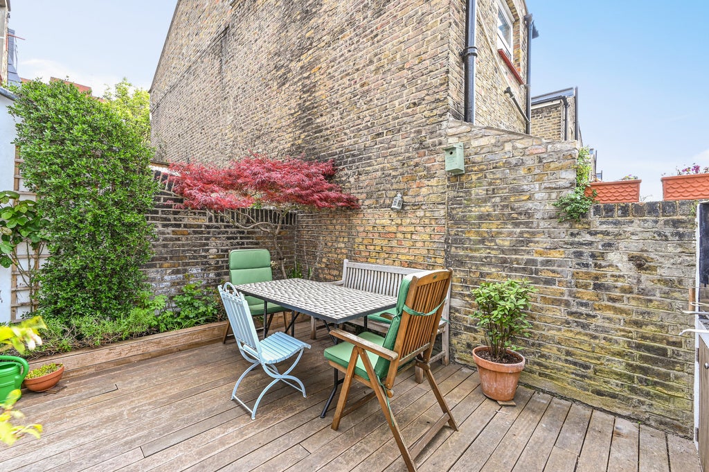 House Shuttleworth Road in Greater London
