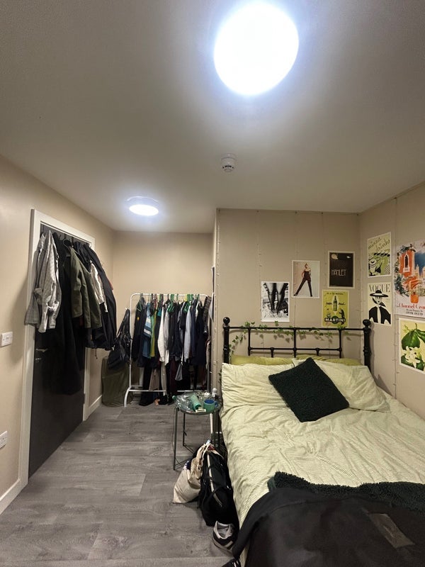 Room Hepburn Road in Bristol