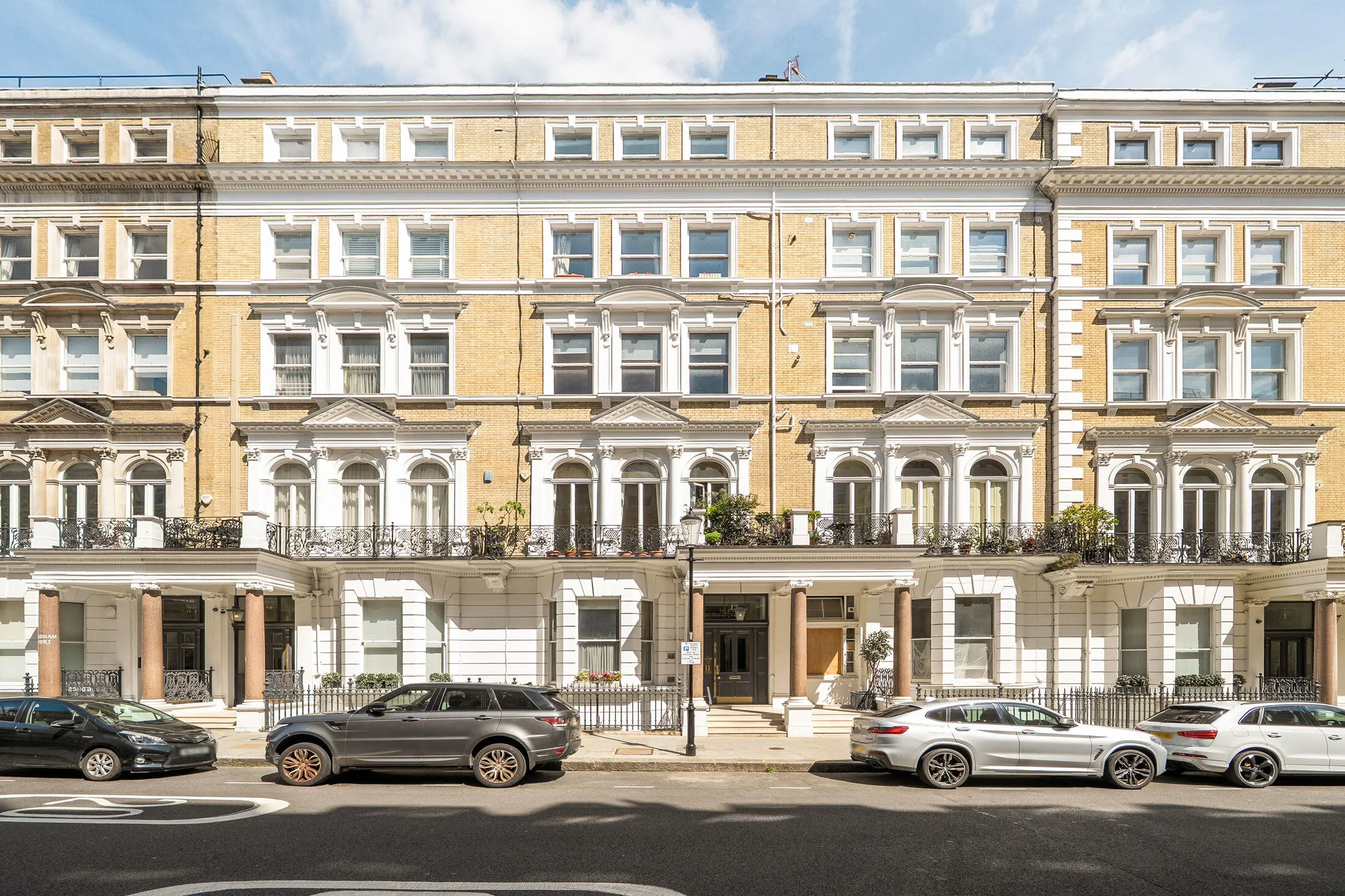 Flat De Vere Gardens in Greater London