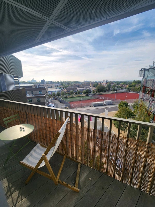 Flat Parkes Street in Greater London