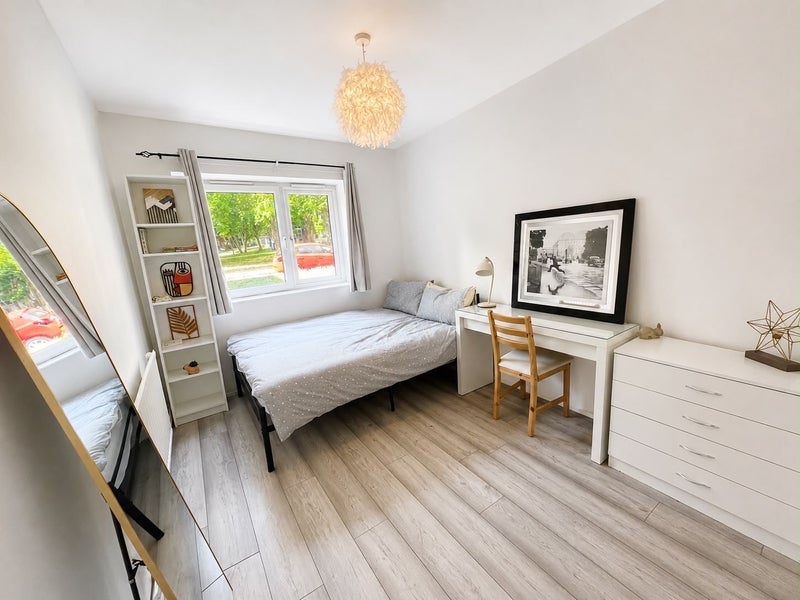 Room Catherall Road in Greater London