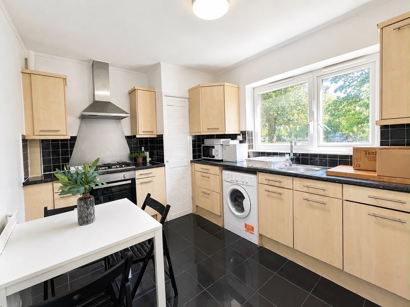 Room Catherall Road in Greater London