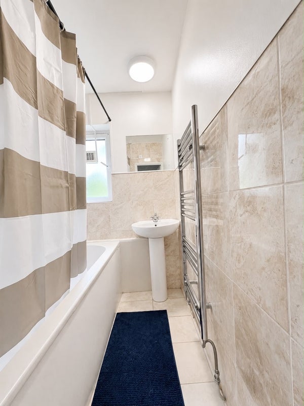 Room Catherall Road in Greater London