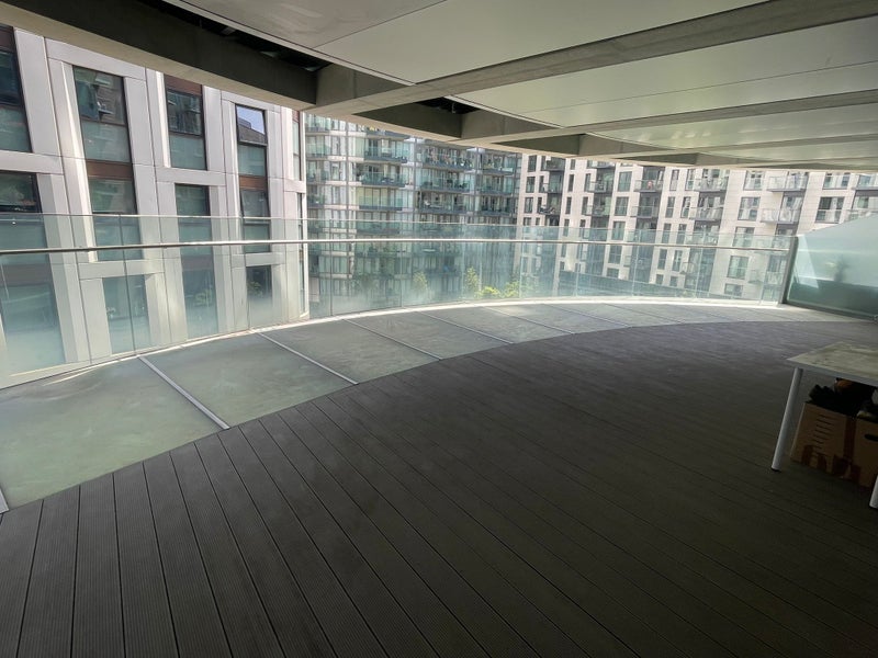 Flat Crossharbour Plaza in Greater London