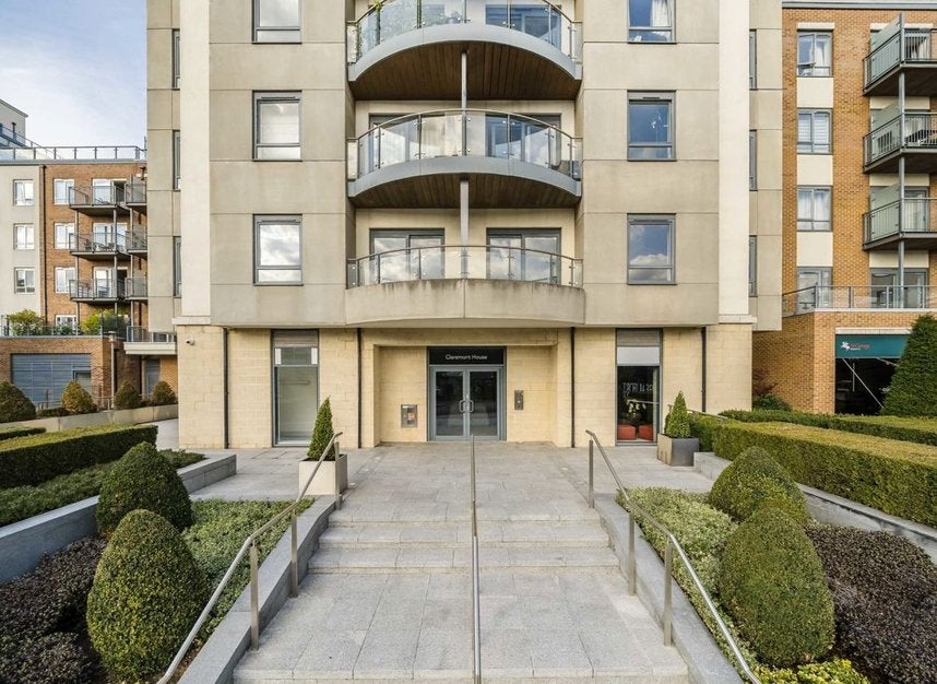 Flat Boulevard Drive in Greater London