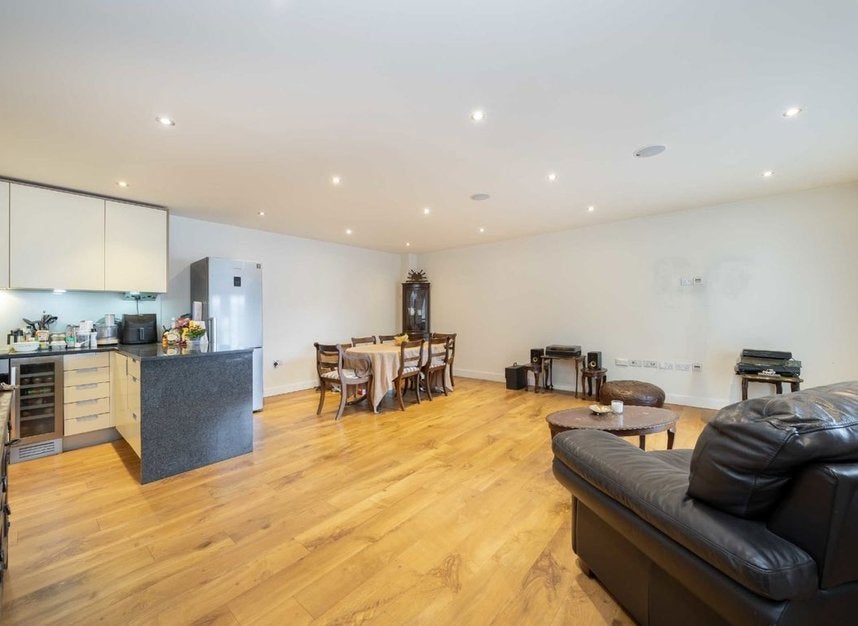 Flat Boulevard Drive in Greater London