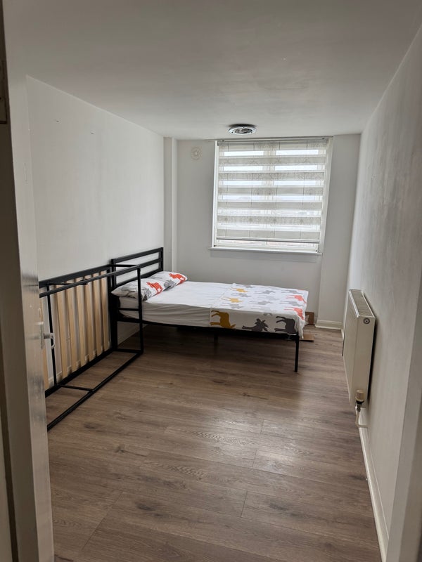 Room Villas Road in Greater London