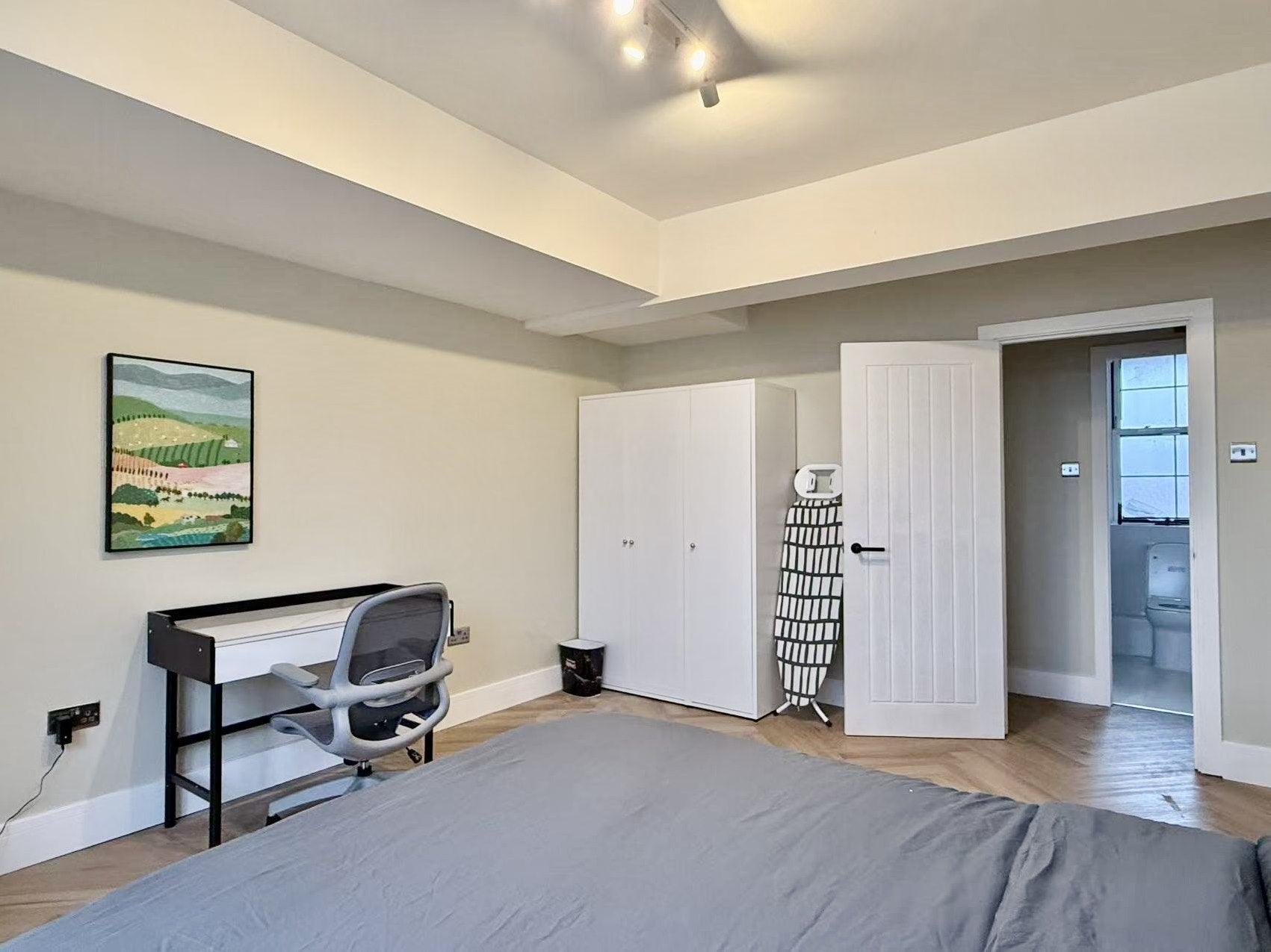 Room Eversholt Street in Greater London