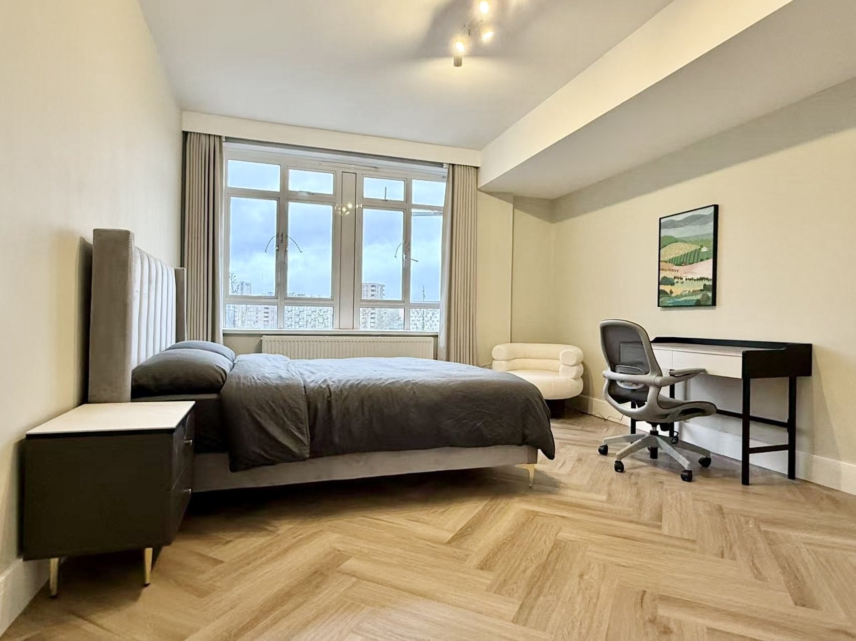 Room Eversholt Street in Greater London