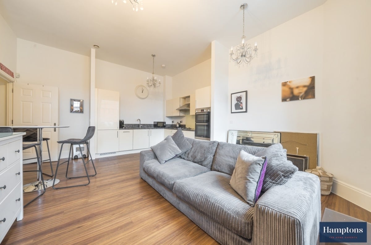Flat Glanville Way in Epsom and Ewell