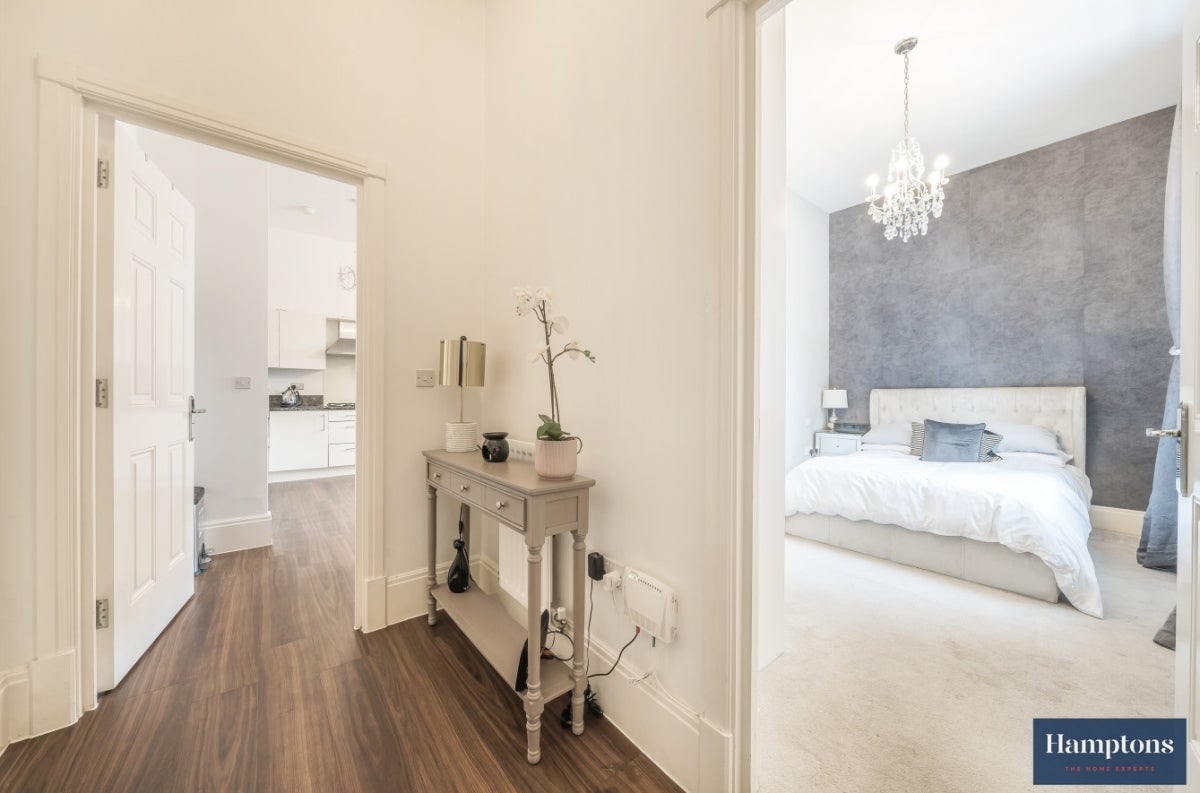 Flat Glanville Way in Epsom and Ewell