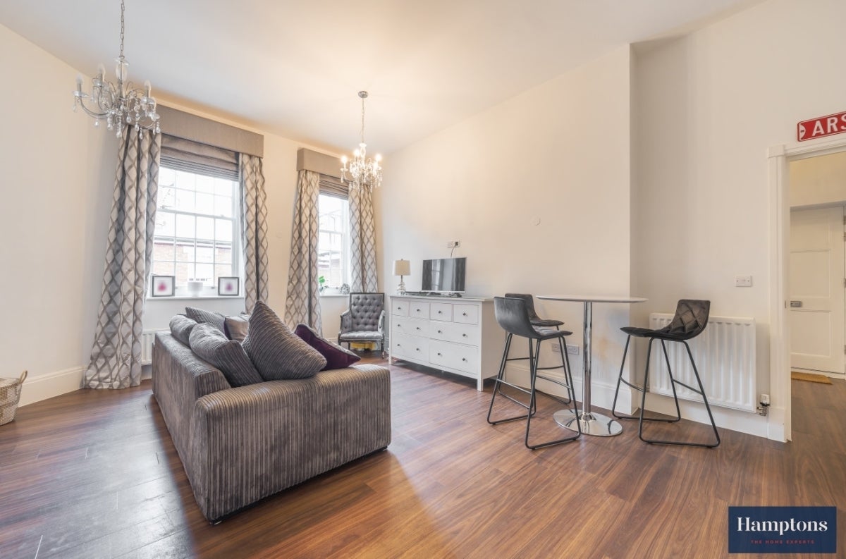 Flat Glanville Way in Epsom and Ewell