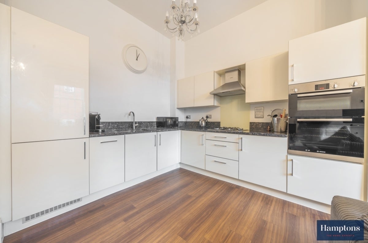 Flat Glanville Way in Epsom and Ewell