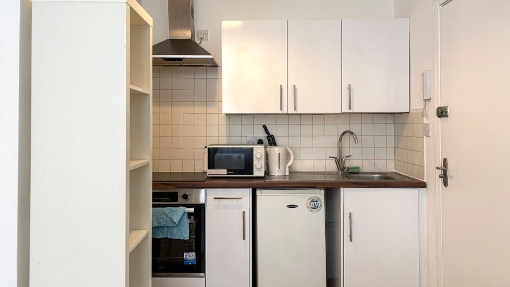 Flat Clanricarde Gardens in Greater London