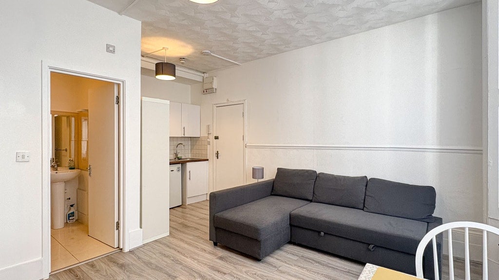 Flat Clanricarde Gardens in Greater London