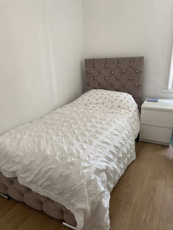 Room Victor Road in Windsor
