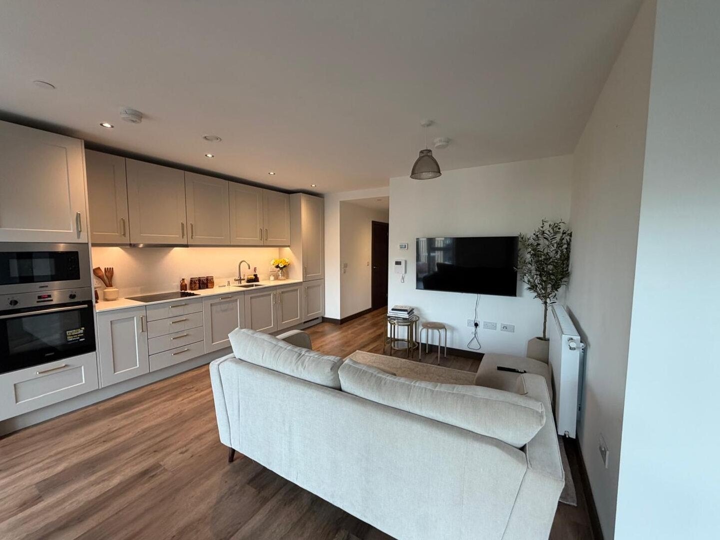 Flat Longbridge Road in Greater London