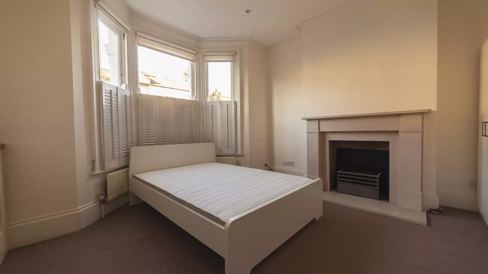 Flat Rosaville Road in Greater London