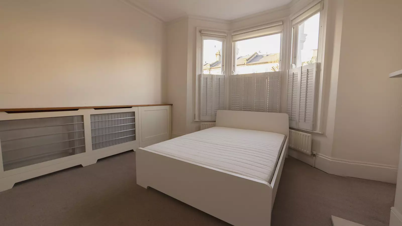 Flat Rosaville Road in Greater London