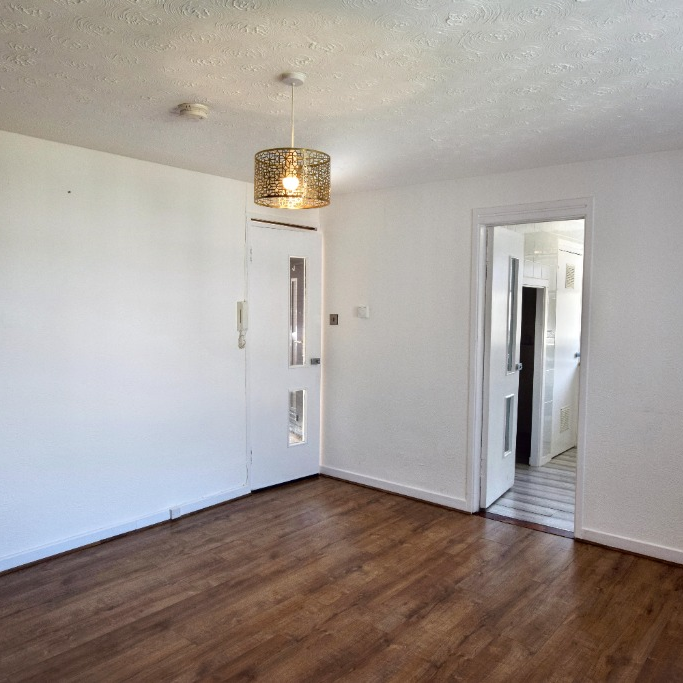 Flat Kirktonholm Place in Kilmarnock