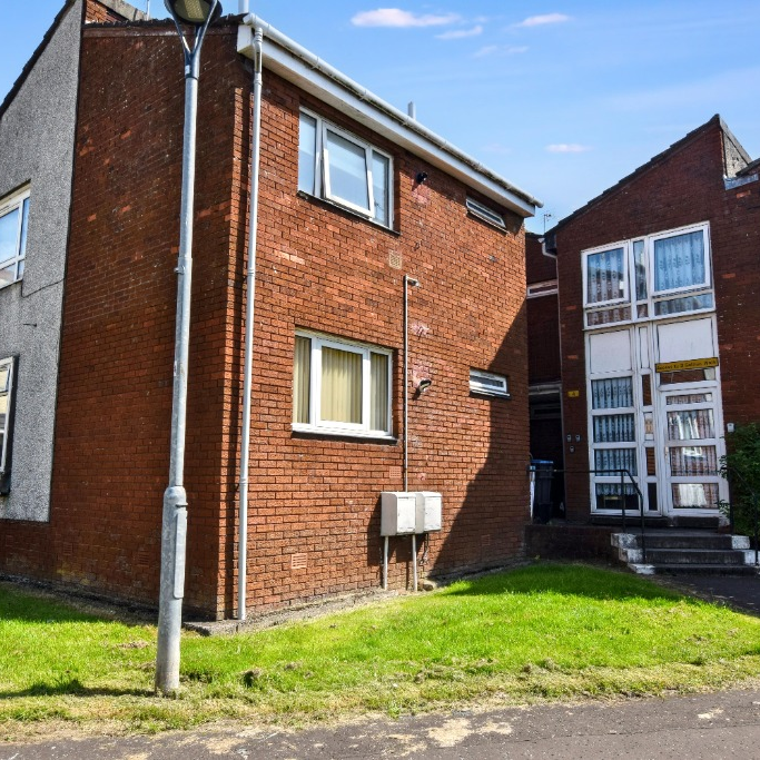 Flat Kirktonholm Place in Kilmarnock