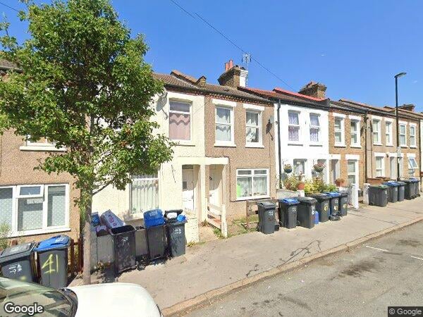 Flat Waddon Road in Greater London