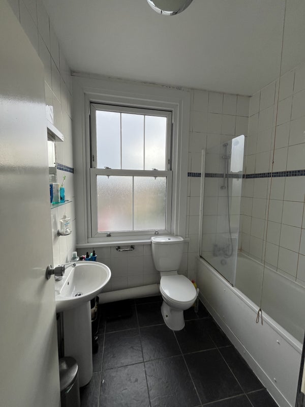 Room Emmanuel Road in Greater London
