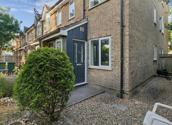 Flat Seymour Way in Borough of Spelthorne