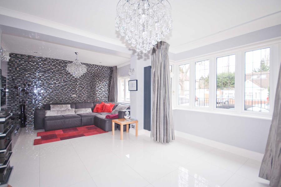 House Sylvia Avenue in Greater London