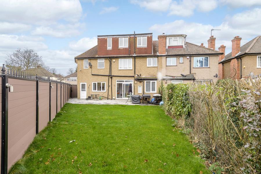 House Sylvia Avenue in Greater London