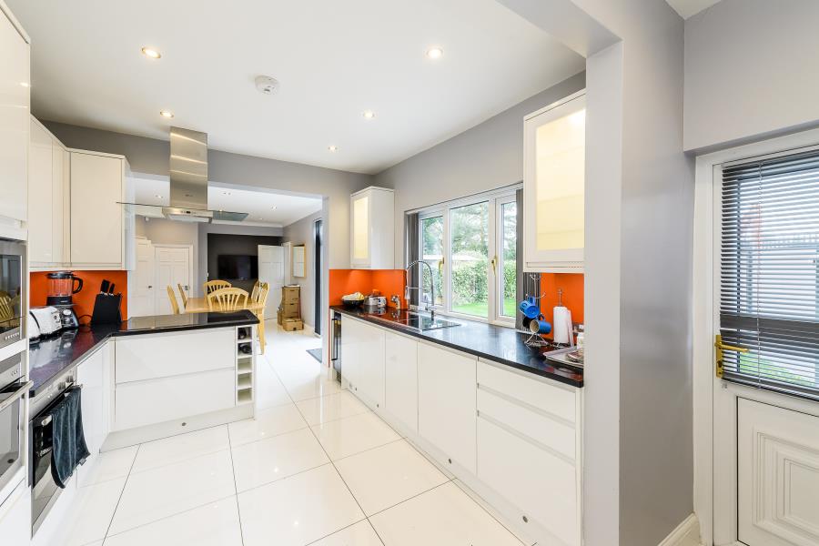 House Sylvia Avenue in Greater London