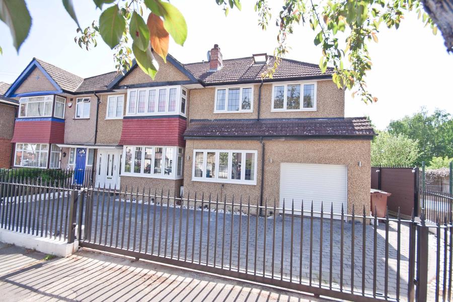 House Sylvia Avenue in Greater London
