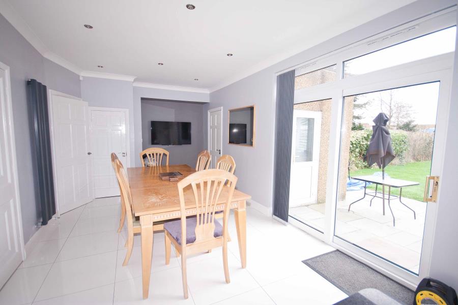 House Sylvia Avenue in Greater London