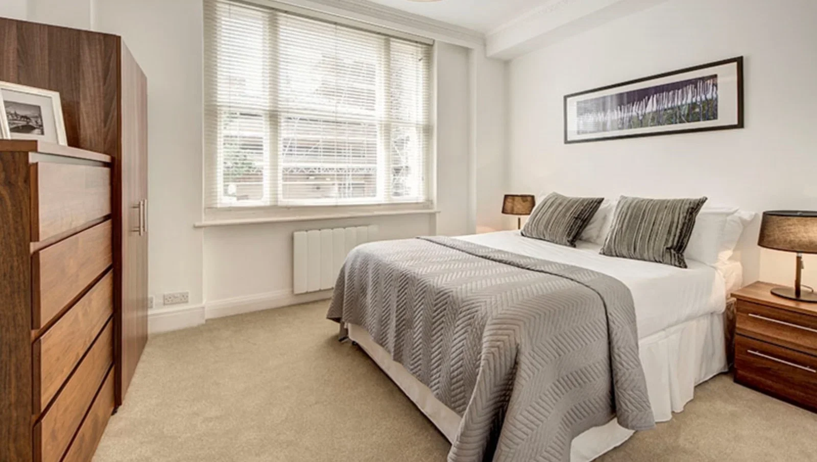 Flat Hill Street in City of Westminster