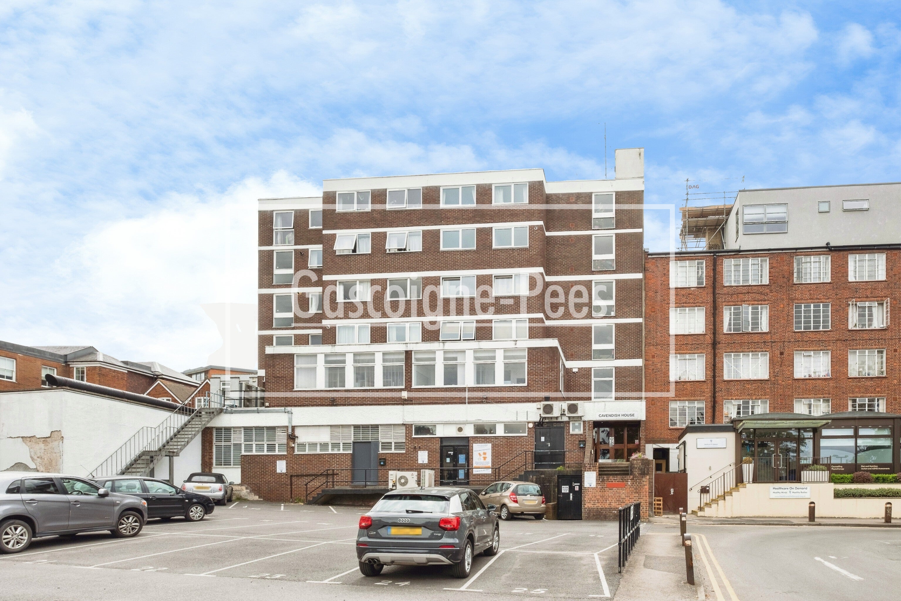 Flat Station Approach in Guildford
