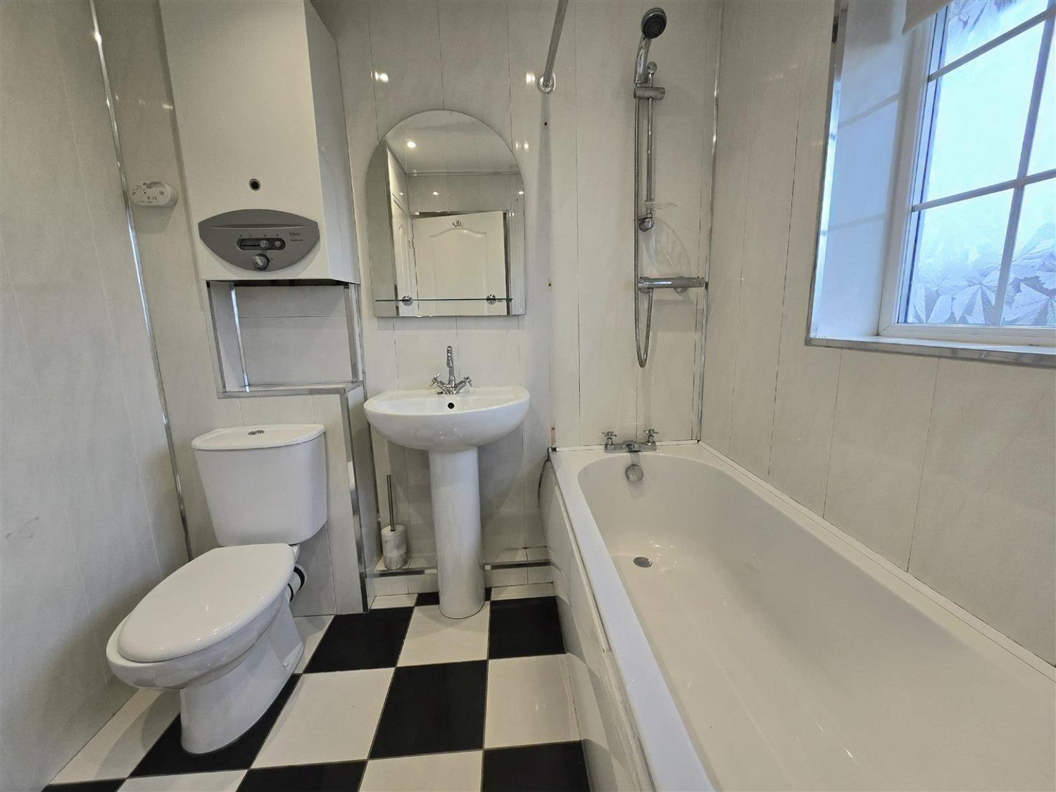 Flat Thornwood Avenue in Ingleby Barwick