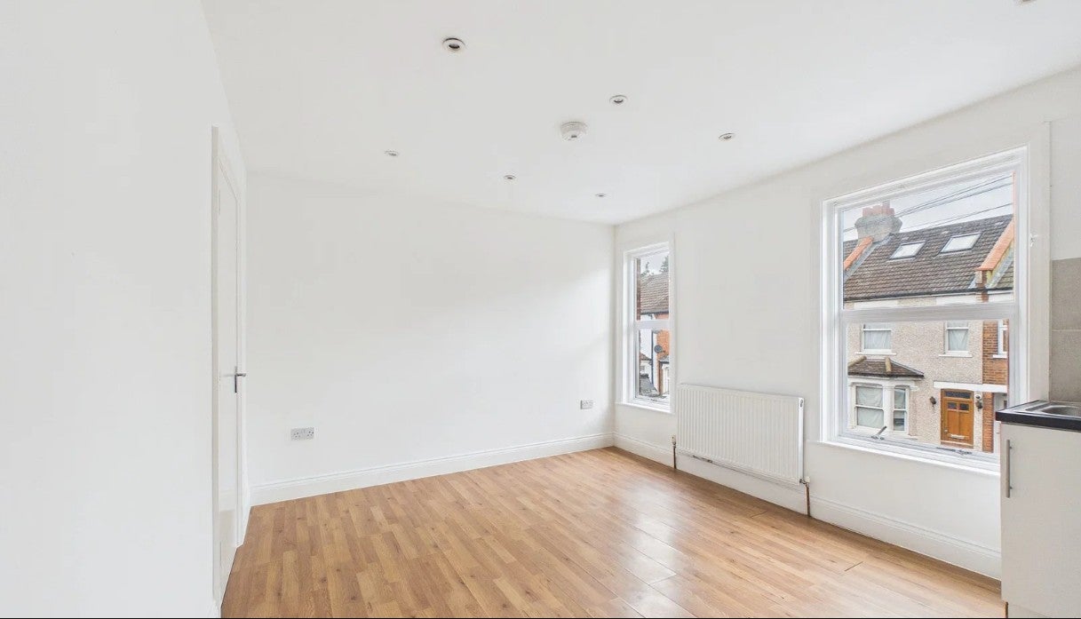 Flat Harwoods Road in Watford