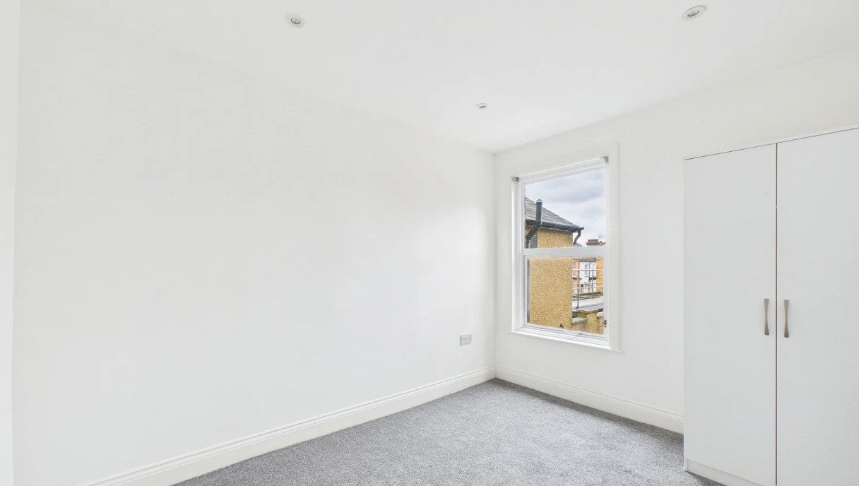 Flat Harwoods Road in Watford
